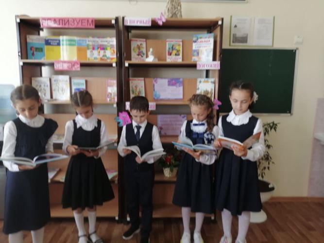 Школьные годы чудесные, с дружбою, с книгою, с песнею!